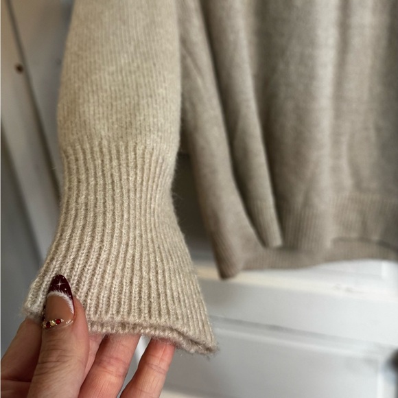 Vineyard Vines Cream and Blue Sweater - Picture 6 of 12